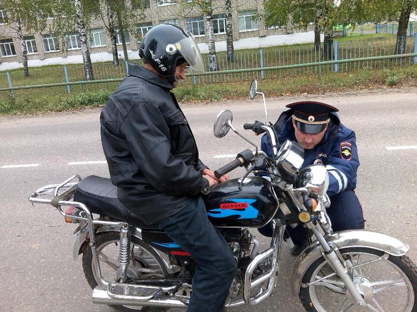 71-летний пенсионер попался за рулём незарегистрированного мотоцикла